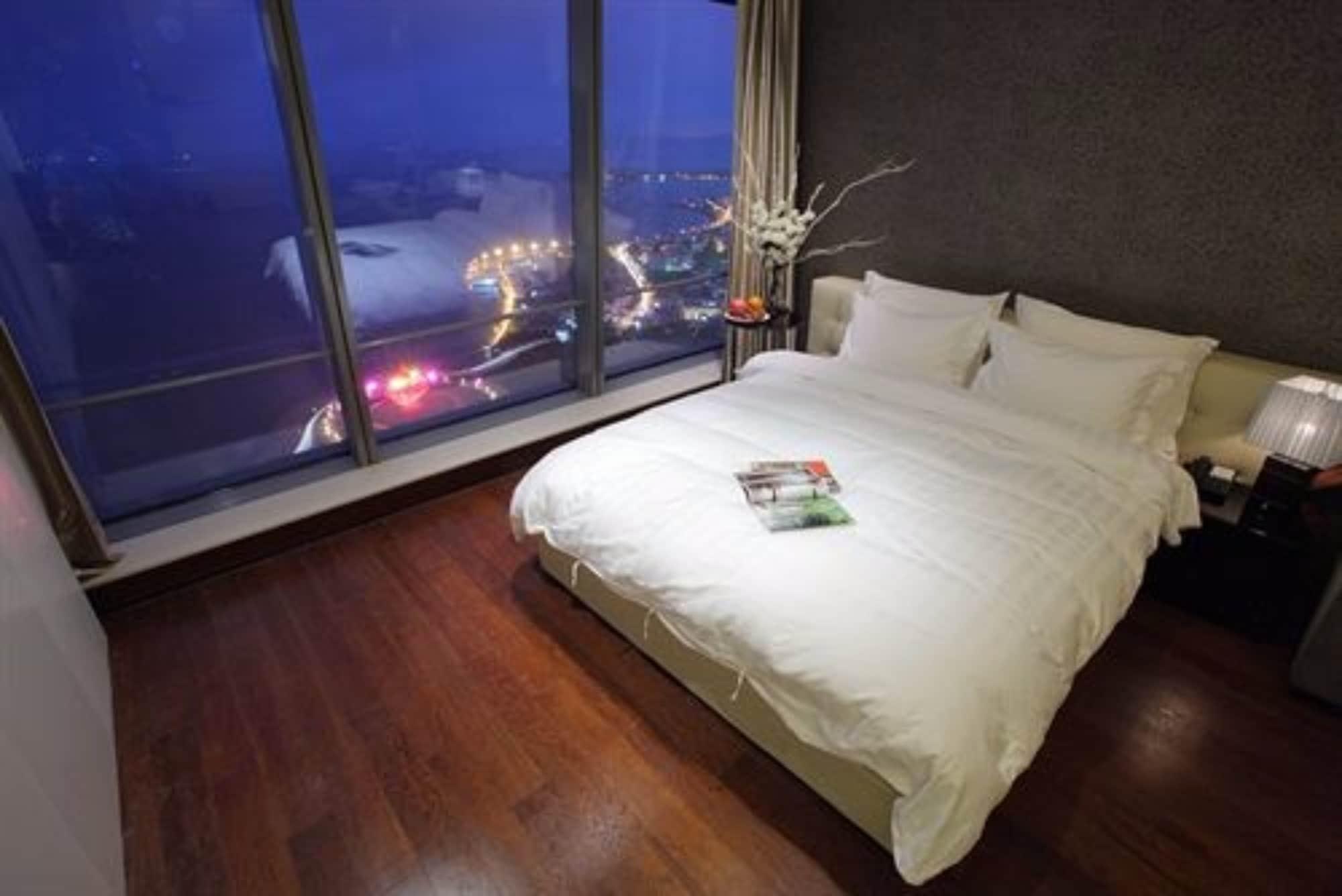 Grand Madison Qingdao Harbour-View Central（Former Qingdao Farglory Hotel） מראה חיצוני תמונה