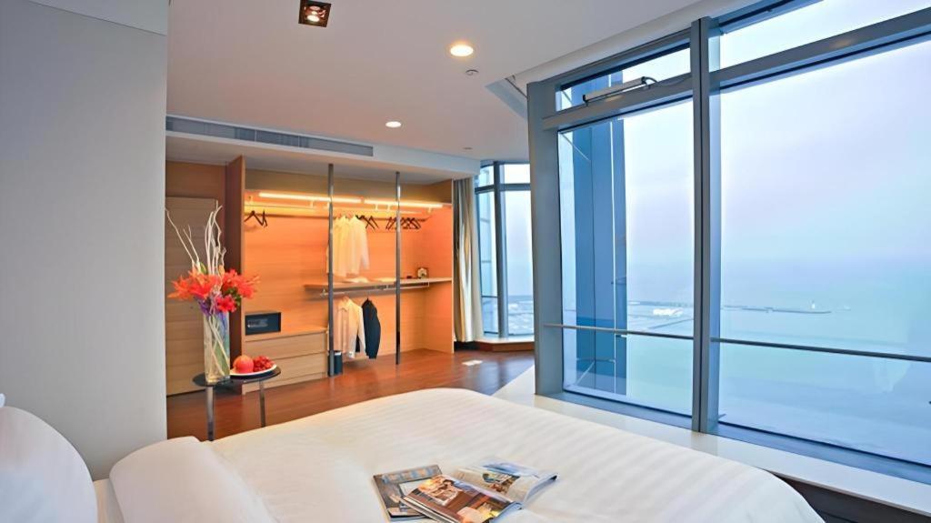 Grand Madison Qingdao Harbour-View Central（Former Qingdao Farglory Hotel） מראה חיצוני תמונה
