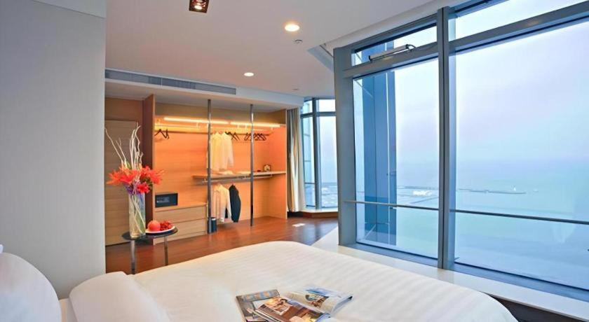Grand Madison Qingdao Harbour-View Central（Former Qingdao Farglory Hotel） מראה חיצוני תמונה